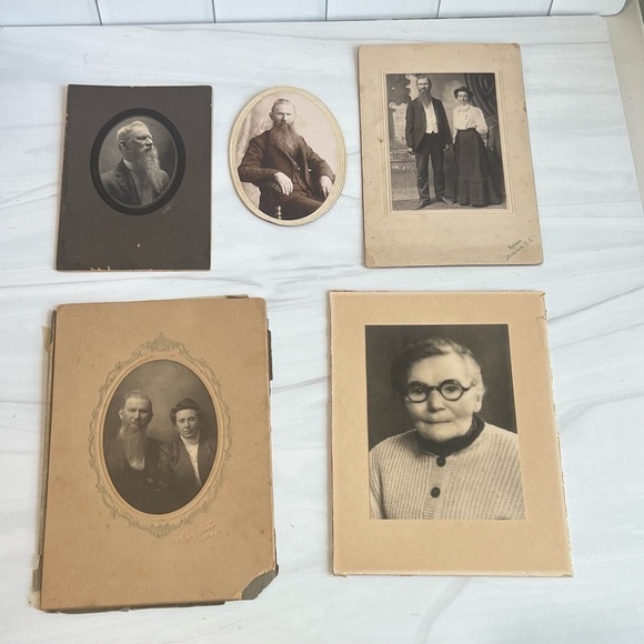 VINTAGE BLACK & WHITE PICTURES FAMILY PORTRAITS - Picture 1 of 7
